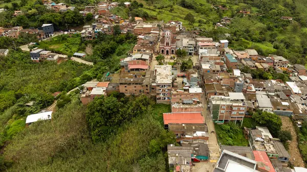 Campamento, Antioquia. Kolombiya - 23 Haziran 2024. Medellin şehrinden 142 km uzaklıktaki belediyenin insansız hava aracı görüntüsü.