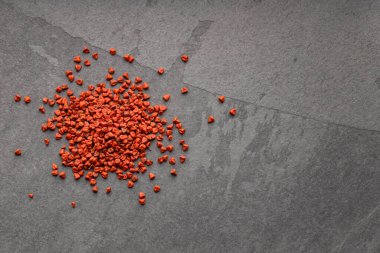 Bixa Orellana - Kırmızı organik annatto tohumları yığını