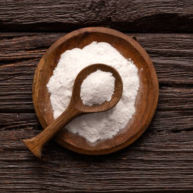 Kabartma tozu - Kaşık ve kâsede kristal katı bileşik.