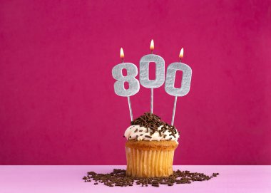 800 numaralı mumlu doğum günü pastası - Pembe arka planda doğum günü kartı