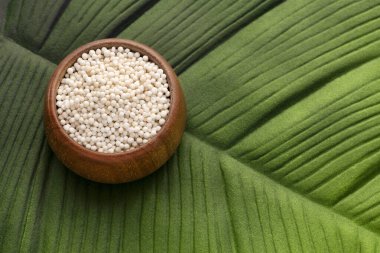 Sagu nişasta topları - kasede Tapioca incileri. Manihot esculenta.