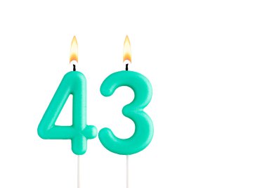 Beyaz arkaplanda yeşil doğum günü mumu - 43 numaralı mum