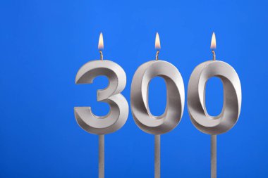 300 numaralı doğum günü mumu - Mavi arkaplanda kutlama kartı