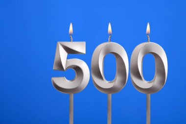 500 numaralı doğum günü mumu - Mavi arkaplanda kutlama kartı