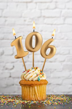 106 numaralı doğum günü mumlu kek - Beyaz blok duvar arkaplanı