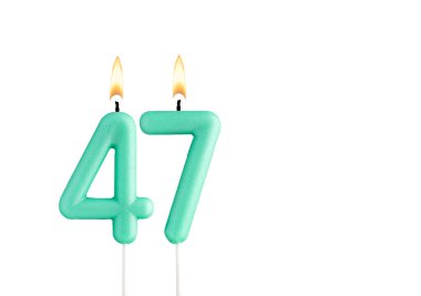 Beyaz arkaplanda yeşil doğum günü mumu - 47 numaralı mum