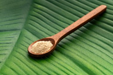 Peru organik maca tozu - kaşıkta Lepidium meyenii