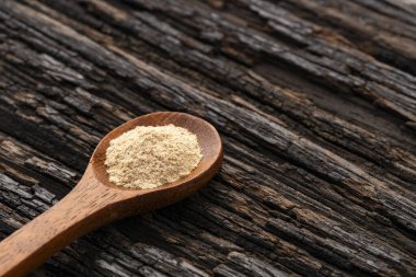 Peru organik maca tozu - kaşıkta Lepidium meyenii