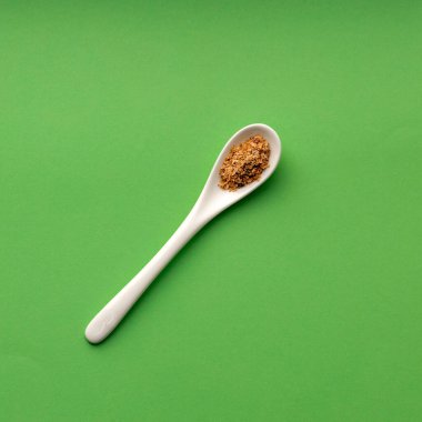 Kaşıktaki psyllium ile bağırsağı temizlemek için soya lifleri.