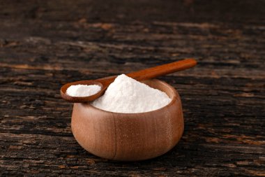 Kabartma tozu - Kaşık ve kâsede kristal katı bileşik.