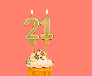 21 numaralı doğum günü pastalı altın mum.