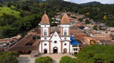 Tarso, Antioquia - Kolombiya - 21 Temmuz 2024. Belediye insansız hava aracı ile panoramik çekim