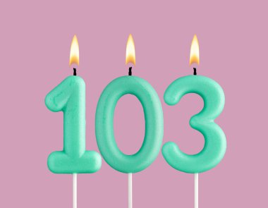 Yeşil numara 103 mumlu doğum günü kartı - Pastel pembe arka plan