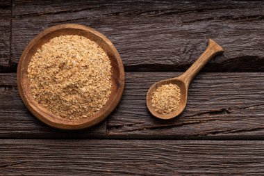 Bağırsağı kasede ve kaşıkta psyllium ile temizlemek için soya lifleri.