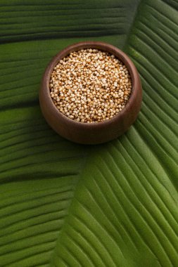 Amaranthus amaranth pop ile ahşap kase.