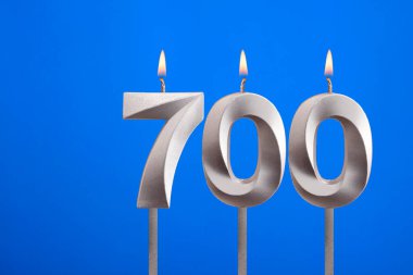 700 numaralı doğum günü mumu - Mavi arkaplanda kutlama kartı