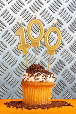 100 numaralı doğum günü mumu - Endüstriyel metalik fon.