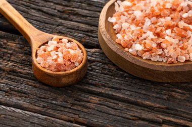 Himalaya pembe ince tuzu kasede saf kristaller ve kaşıkta tuz..