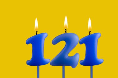 Sarı arkaplanda mavi doğum günü mumu - 121 numara