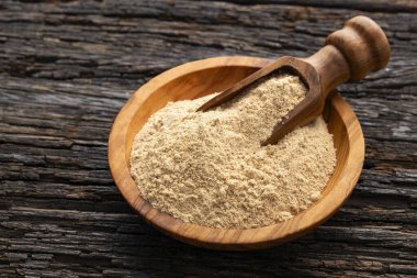 Peru organik maca tozu - Lepidium meyenii kasede ve kaşıkta