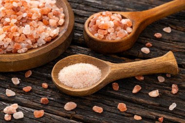 İyi ve kalın pembe Himalaya tuzu iki kaşık içinde.
