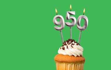 950 numaralı mumlu doğum günü kartı - Yeşil arka planda kek