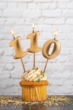 110 numaralı doğum günü mumlu kek - Beyaz blok duvar arkaplanı