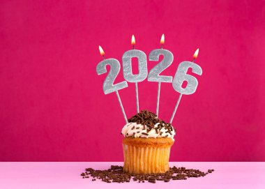 Mutlu yıllar 2026 - Mumlar yanan numaralar şeklinde