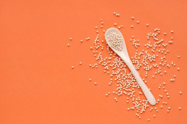 Kaşığın üzerindeki nişasta incileri - Manihot esculenta.