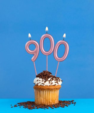 Mavi zemin üzerinde kek olan doğum günü mumu - 900 numara