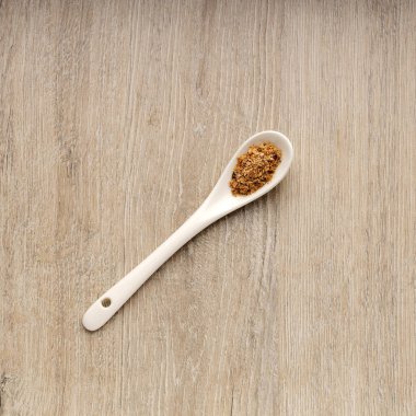 Kaşıktaki bağırsağı temizlemek için soya lifine dayalı psyllium lifli toz besin.