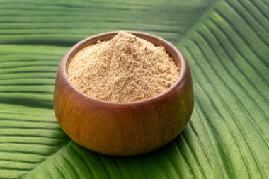 Kâsedeki organik Peru maca tozu - Lepidium meyenii