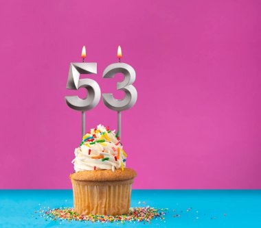 53 numaralı doğum günü mumlu kek - Mavi ve mor arka planda yıldönümü kartı