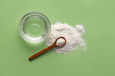 Suyla karıştırmak için kaşıkta kabartma tozu.