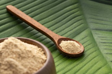 Kâse ve kaşıkta organik Peru maca tozu - Lepidium meyenii