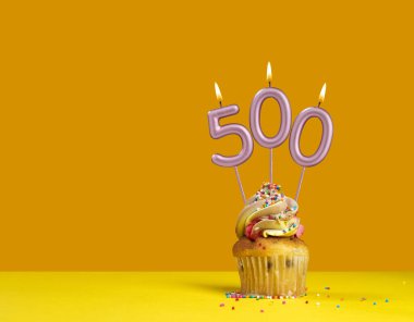 Çörekle doğum günü kutlaması - 500 numaralı mum