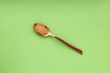 Kaşıktaki soya lifine dayalı toz yiyecek.