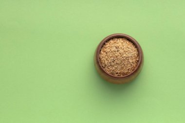 Tabaktaki kalın bağırsağı temizlemek için soya lifine dayalı toz besin - yeşil arkaplan