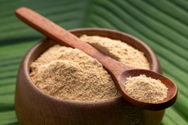 Peru organik maca tozu - Lepidium meyenii kasede ve kaşıkta