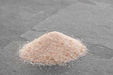 Himalaya kristallerinde pembe tuz yığını - Pakistan kırmızı kaya tuzu.