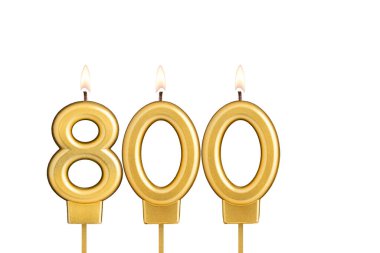 Beyaz arkaplanda 800 numaralı doğum günü mumu