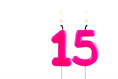 Beyaz arkaplanda 15 numaralı pembe doğum günü mumu.