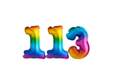 113 numaralı kutlama için çok renkli balon. Beyaz arka planda mutlu yıllar.