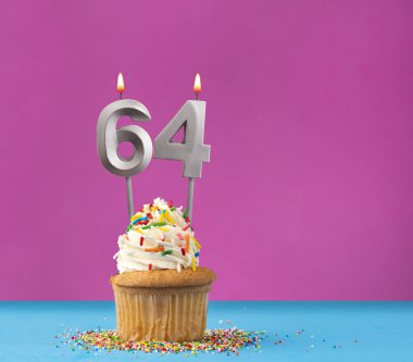 64 numaralı doğum günü mumu - Menekşe ve mavi arka planda kutlama kartı