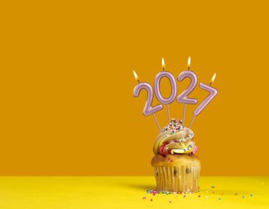 Mutlu yıllar 2027 - Mumlar yanan numaralar şeklinde