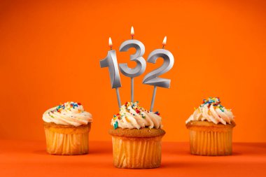Turuncu renkte doğum günü kutlaması - 132 numaralı mum