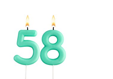 58 numaralı doğum günü pastası - Beyaz arkaplanda yeşil doğum günü mumu