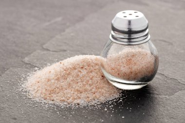 Cam tuzluk serpiştirilmiş ince pembe tuz - ince Himalaya kristalleri.