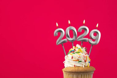 Mutlu yıllar 2029 - Mumlar yanan numaralar şeklinde