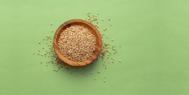 Amaranthus amaranth poplu ahşap kase. Yeşil arkaplan